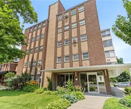 38 Charlton Ave W