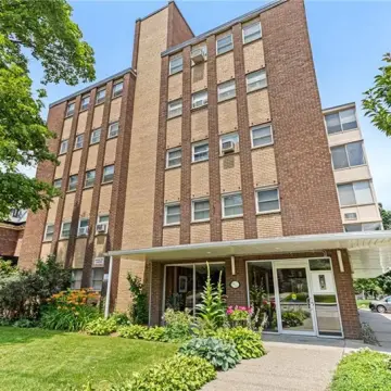 38 Charlton Ave W